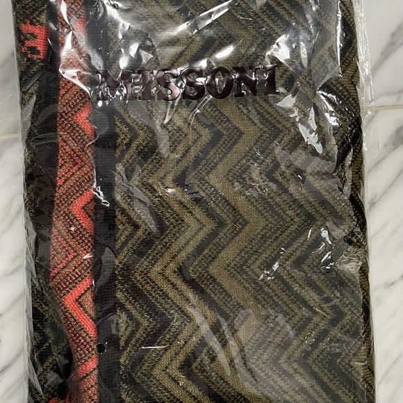 MISSONI WRITTEN IN ORANGE ACROSS A SIGNATURE CHEVON SCARF - Picture 15 of 16